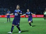 cristian-gonzales-memprotes-asisten-wasit_20160823_161320.jpg
