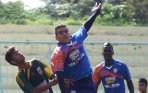 cristian-gonzales-rebut-bola-pemain-ps-putra-jaya_20150105_133611.jpg