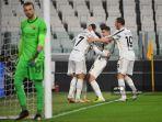 cristiano-ronaldo-belakang-c-merayakan-bersama-rekan-satu-timnya.jpg