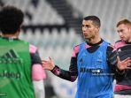 cristiano-ronaldo-berbicara-dengan-rekan-satu-timnya.jpg
