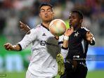 cristiano-ronaldo-berebut-bola-selama-pertandingan-sepak-bola.jpg