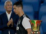 cristiano-ronaldo-berjalan-melewati-trofi-coppa-italia.jpg