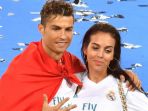cristiano-ronaldo-berpose-dengan-kekasihnya-georgina-rodriguez_20180531_114934.jpg