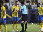 cristiano-ronaldo-cl-berdebat-dengan-wasit.jpg