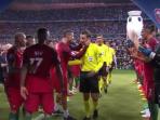 cristiano-ronaldo-dan-mark-clattenburg_20160711_064859.jpg