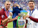 cristiano-ronaldo-dan-pepe-saat-memenangkan-piala-eropa.jpg