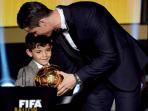 cristiano-ronaldo-dengan-anaknya-crisitano-ronaldo-junior_20150517_185203.jpg