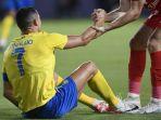 cristiano-ronaldo-dibantu-oleh-bek-shab-al-ahli-bogdan-planic.jpg
