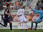 cristiano-ronaldo-eibar-aleksandar-pantic-asier-riesgo_20151130_015103.jpg