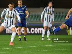 cristiano-ronaldo-kiri-menantang-bek-italia-hellas-verona-giangiacomo-magnani.jpg