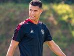 cristiano-ronaldo-mengenakan-seragam-latihan-manchester-united.jpg