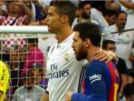 cristiano-ronaldo-merangkul-lionel-messi_20170425_183256.jpg