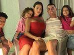cristiano-ronaldo-merayakan-kemenangan-al-nassr-bersama-keluarga-kecilnya.jpg