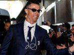cristiano-ronaldo-pakai-ipod-jadul.jpg