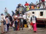 cuaca-buruh-puluhan-wisatawan-membatalkan-liburan-di-pulau-1000_20211205_184741.jpg