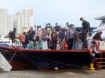 cuaca-buruh-puluhan-wisatawan-membatalkan-liburan-di-pulau-1000_20211205_184743.jpg