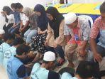 cuci-kaki-orang-tua-nih2.jpg