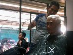 cucu-alwi-suddin-buka-potong-rambut_20160704_174229.jpg