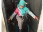 cucu-saidah-saat-mengukur-pintu-toilet-di-venue-panahan_20180929_123541.jpg