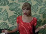 cuplikan-musik-video-we-are-never-ever-getting-back-together.jpg