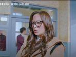 cuplikan-true-beauty-eps-12-ju-kyung-datang-ke-sekolah-tanpa-riasa-khayalan.jpg