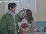 cuplikan-true-beauty-eps-15-seo-jun-temani-ju-kyung-di-kelulusan-sekolah.jpg