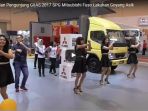 curi-perhatian-pengunjung-giias-2017-spg-mitsubishi-fuso-lakukan-goyang-asik_20170814_210650.jpg