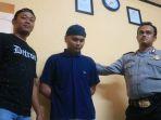 curi-uang-di-atm1.jpg