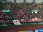 curva-nord-the-jak-mania-memasang-spanduk-dengan-wajah-almarhum-haringga-sirila_20181008_201205.jpg