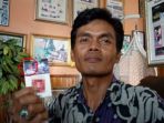 dadang-mulya-menunjukkan-bungkus-rokok_20180725_211109.jpg