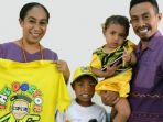 daddy-rossi-baju-putih-bersama-keluarga_20180626_214956.jpg