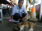 daeng-siraja-mantan-dosen-unhas-memberi-makan-kucing_20180410_113611.jpg