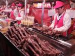 daging-kambing-bakar-di-wangfujing-beijing_20150513_152821.jpg