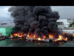 dahsyatnya-kebakaran-belasan-kapal-nelayan-di-muara-baru_20190223_203420.jpg