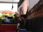dalang-ki-anom-suroto-tampil-dalam-pagelaran-wayang-37-jam-nonstop-isi-solo_20161107_194403.jpg