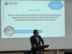 dalu-agung-darmawan-saat-menjalani-sidang-promosi-doktor.jpg