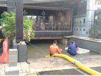 damkar-sedot-air-yang-menggenani-basement-ruko-di-kemang.jpg