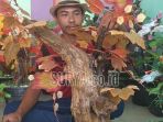 danang-sedang-merangkai-kerajinan-bunga-hias-di-galerinya-kamis-1112018_20181101_201426.jpg