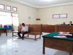 dandi-tengah-ketika-mendengarkan-putusan-dari-majelis-hakim-di-pengadilan-negeri.jpg