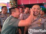 dandim-0829-bangkalan-letkol-amr-dodot-sugeng-hariadi-oleskan-kue-ke-pipi-kapolres-bangkalan.jpg