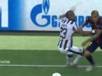 dani-alves-nutmeg-arturo-vidal_20160301_134604.jpg