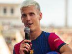 dani-olmo-memperkenalkan-dirinya-sebagia-pemain-baru-barcelona.jpg