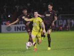 danilo-sekulic-pemain-barito-putera-dihadang-2-pemain-psm-makassar.jpg