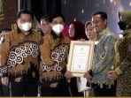 dante-saksono-harbuwono-memberikan-penghargaan.jpg