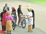 dapat-hadiah-sepeda-dari-presiden-jokowi.jpg