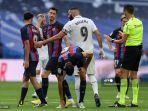 dari-kiri-gelandang-barcelona-pedri-bersama-robert-lewandowski.jpg