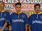 dari-kiri-ke-kanan-satiman-rapii-dan-maryono-satu-keluarga-yang-membunuh-kasman_20180115_161334.jpg