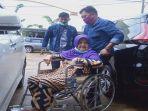 darmina-duduk-di-kursi-roda-didorong-oleh-angga-cucu-yang-digugat-oleh-ke-empat-anak.jpg