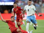 darwin-nunez-uruguay-berebut-bola-dengan-pemain-bolivia-luis-haquin-di-copa-america-2024.jpg