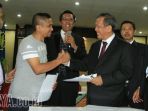 daud-hamzah-bersalaman-dengan-perwakilan-rs-siti-khodijah_20180215_184131.jpg